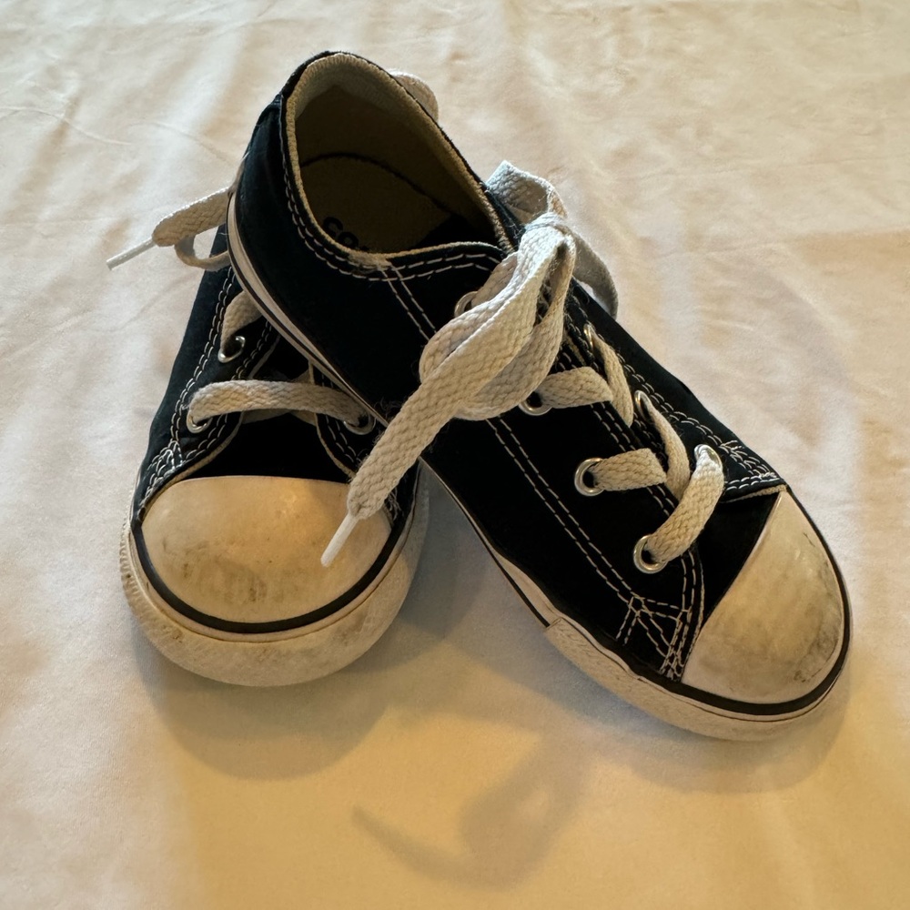 Toddler Black And White Converse Shoes Size 10 - Picture 2 of 6